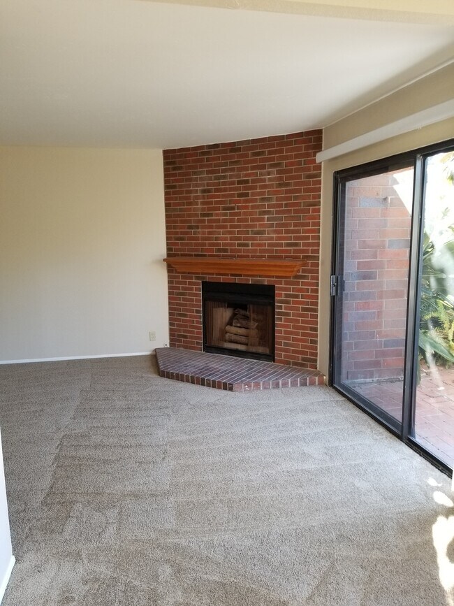 Building Photo - La Jolla Home, 3bd 2.5ba 1460 sqft 2garage w/patio and view!