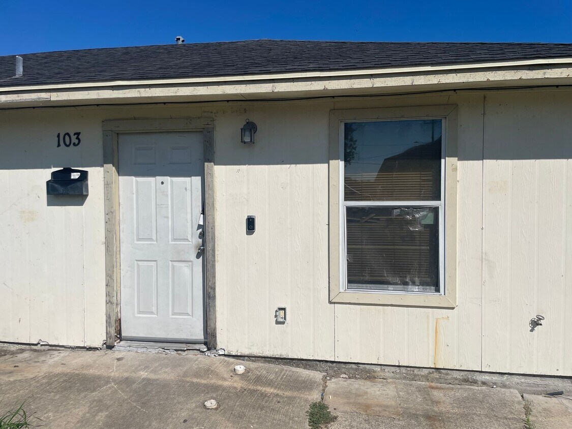 Primary Photo - 2851 Highland Ave