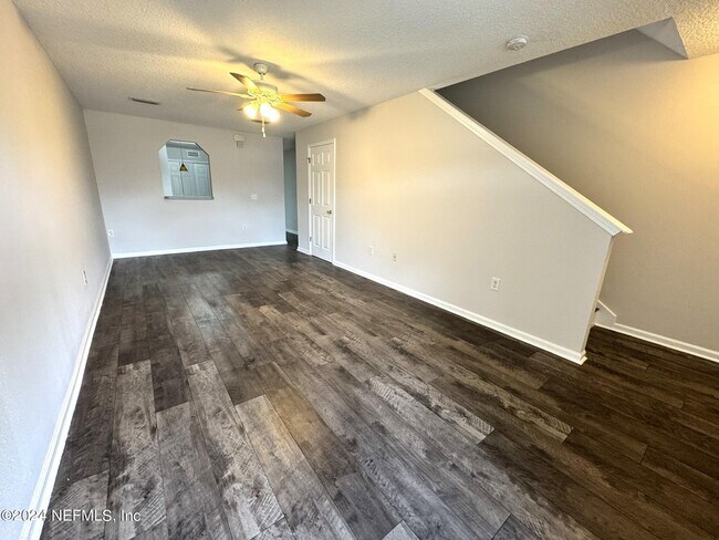 Foto del edificio - 8440 McGirts Village Ln