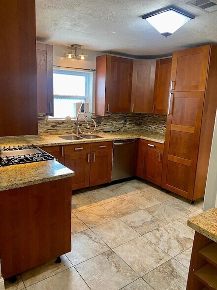 Foto del edificio - 2419 Briarlee Dr