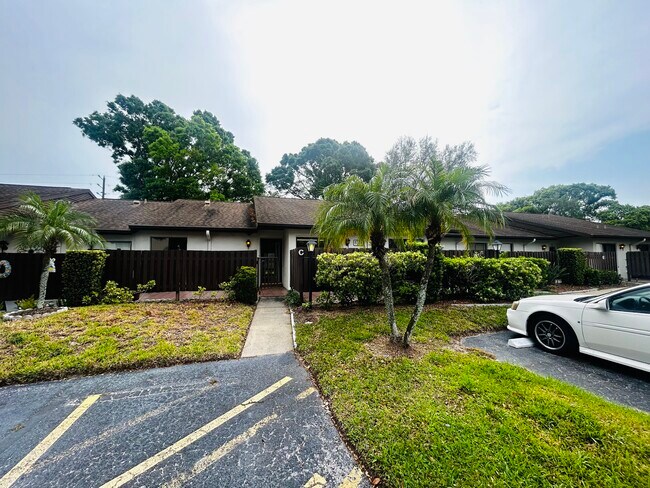 Foto del edificio - 1725 Pine Ridge Way E