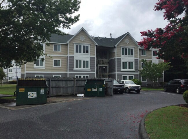 Building Photo - 818 S Schumaker Dr