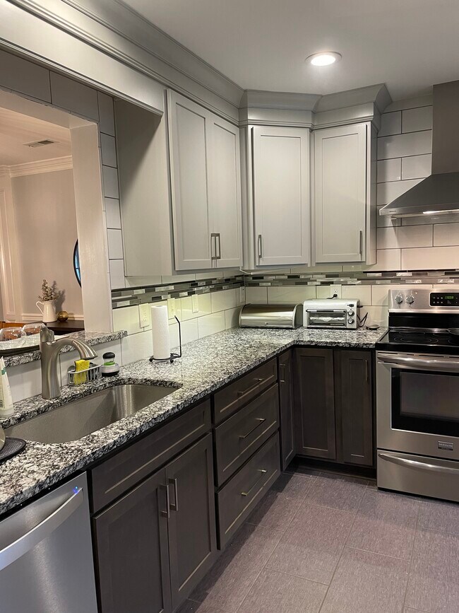 Kitchen - 1052 Christmas Pl