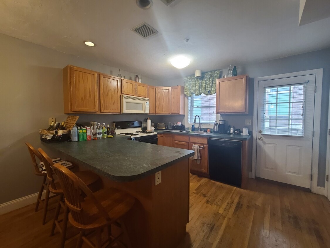 Primary Photo - 122 Tudor St