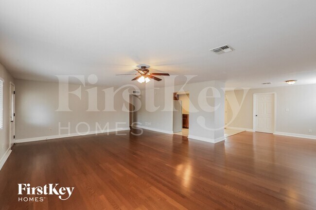 Foto del edificio - 3827 E Friess Dr