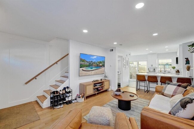 Building Photo - 120 NE 20th Ct