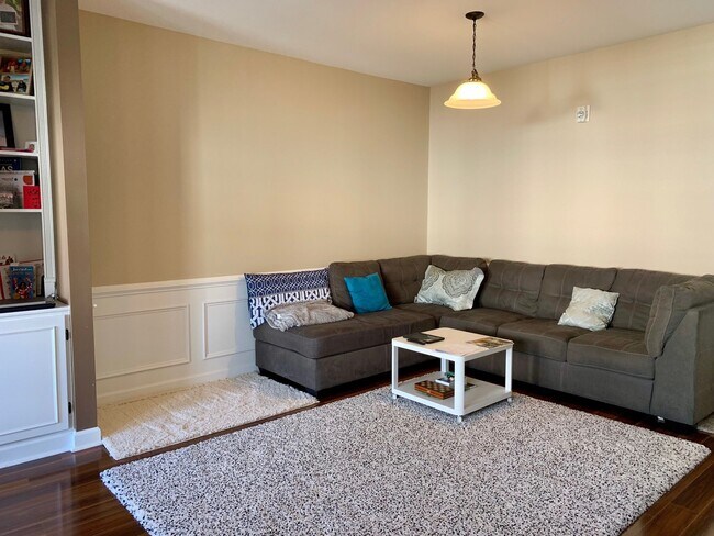 Building Photo - 2 BEDROOM, 2 BATH CONDO IN CORNELIUS