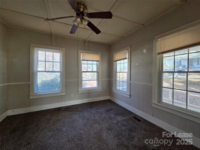 Foto del edificio - 405 S Yates St