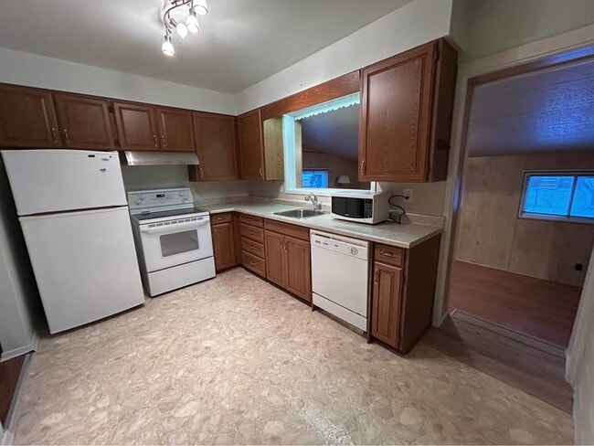 Building Photo - 1035 Connaught Crescent