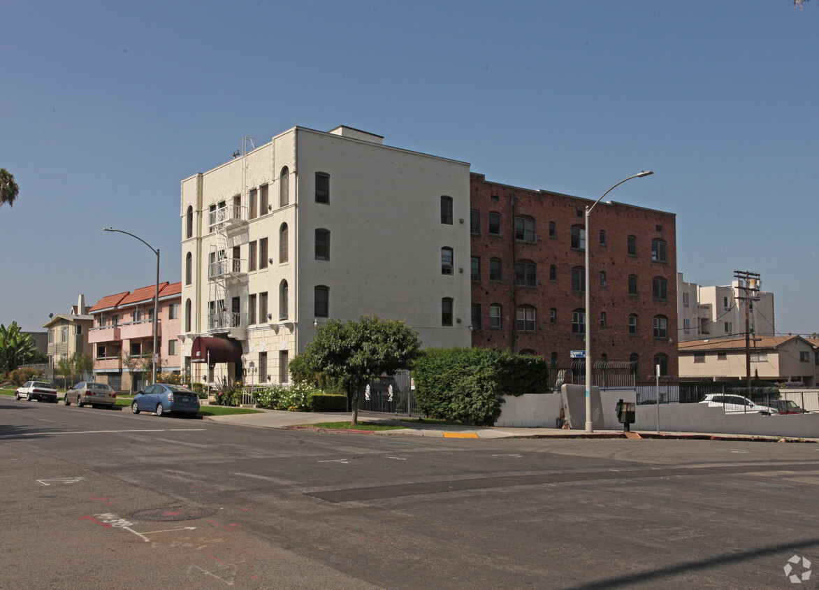 Primary Photo - Gramercy Manor Apartments