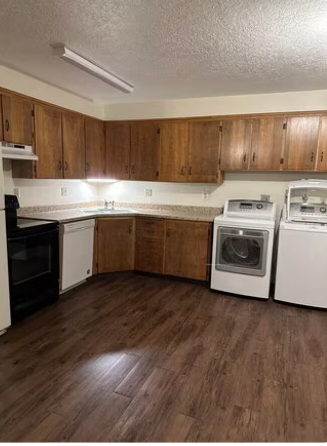 Kitchen and washer / dryer - 1058 N 250 W