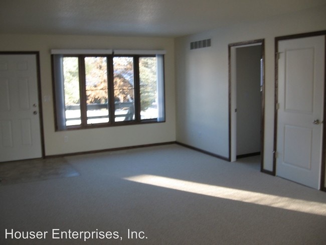Building Photo - 1413 Dolen Pl