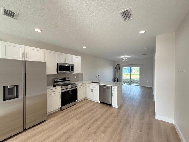 Foto del edificio - 10336 Pendleton Ave