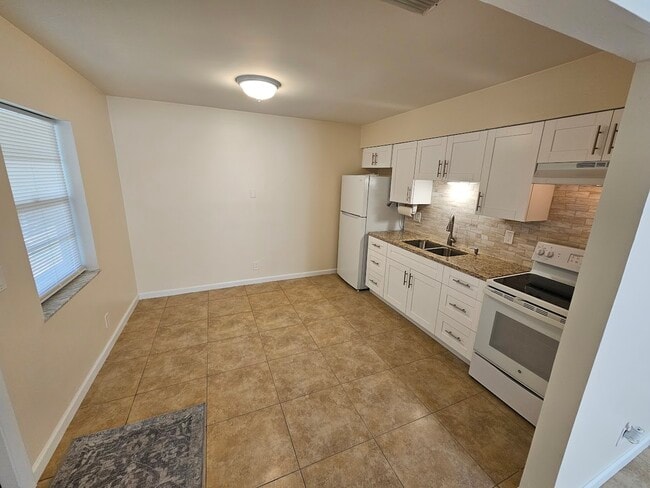 Building Photo - 218 SW 14th St