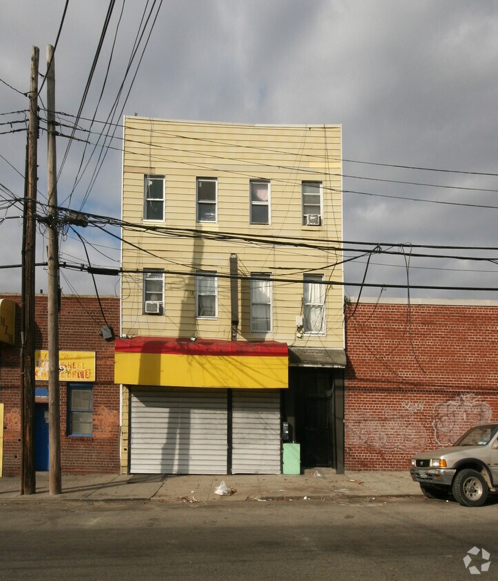 Building Photo - 32-19 Greenpoint Ave