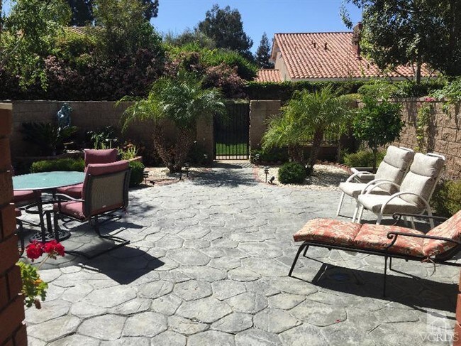 Foto del edificio - 71 Greenmeadow Dr