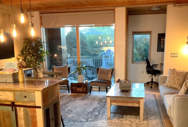 Acogedora sala de estar con una gran ventana en la pared - 4216 N Mississippi Ave