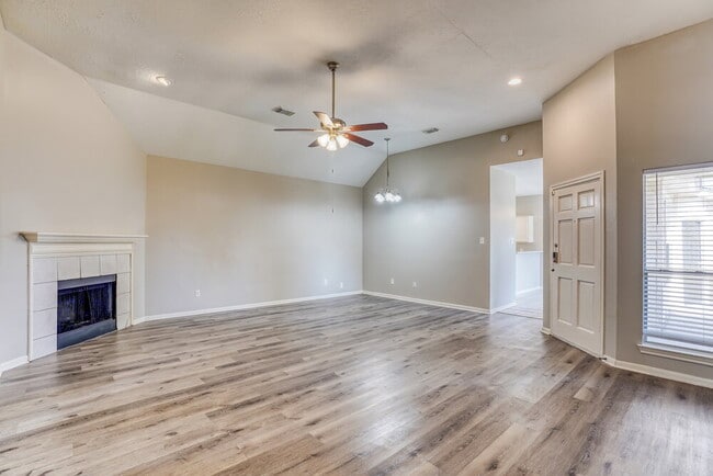 Building Photo - 6615 Bluebottle Ln