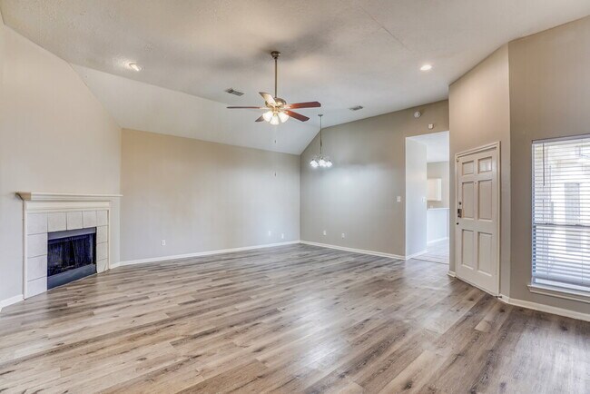 Foto del edificio - 6615 Bluebottle Ln