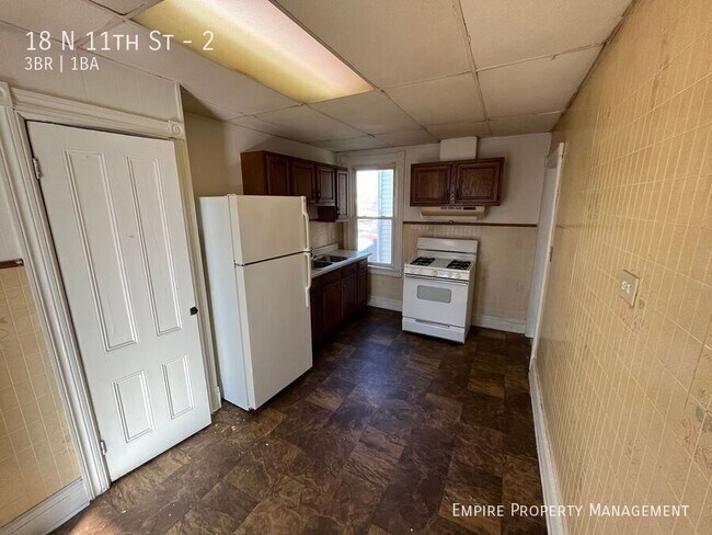 Building Photo - Available Now!! This 2nd/3rd Fl-3 Bedroom/...