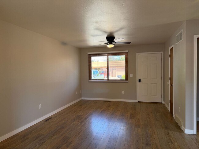Foto del edificio - Updated 2 Bedroom With Fenced in Yard in Berthoud - Available 5/1
