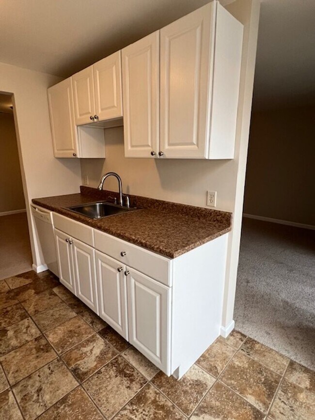 Building Photo - TOP LEVEL 2 BEDROOM 2 BATH CONDO IN FARMINGDALE ESTATES