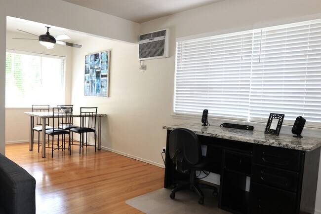 Building Photo - 734 Live Oak Ave