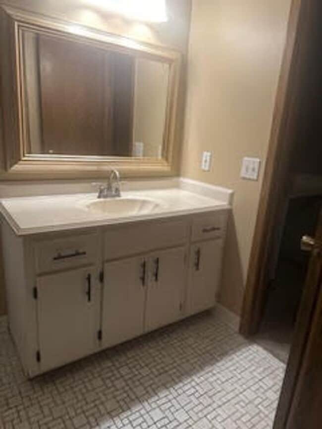 Building Photo - 2 Bedroom End Unit Townhome   Move in 5/1 ...