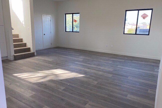 Living room - 2826 S Norton Ave