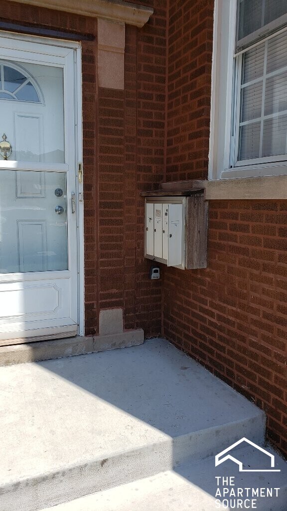 Building Photo - 6026 W Addison St