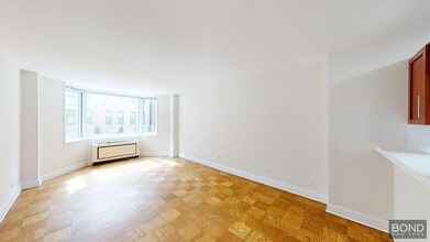 Building Photo - 400 E 71st St