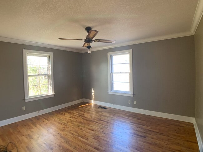 Building Photo - 707 Sims Ave