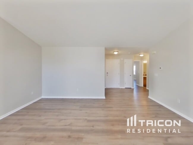 Building Photo - 1115 Legend Oak Dr
