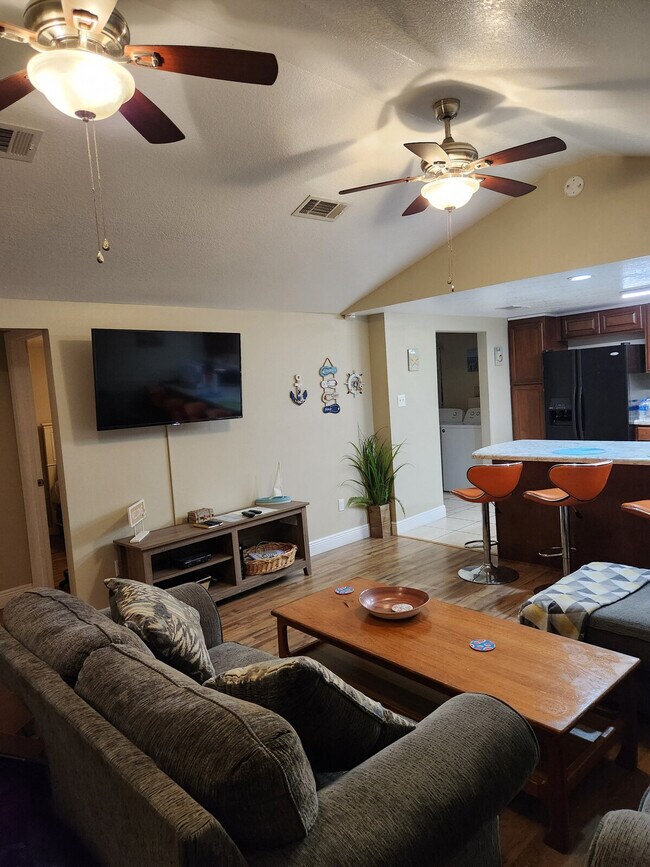 Foto del edificio - 1106 Fournier Ave