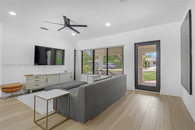 Foto del edificio - 811 NE 17th Ct