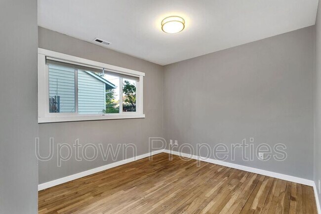 Foto del edificio - 5650 SW Main Ave