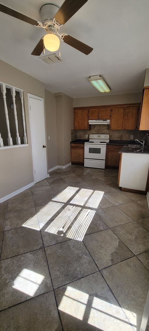 Building Photo - Very nice 4 bedroom/2 bath house with oven...