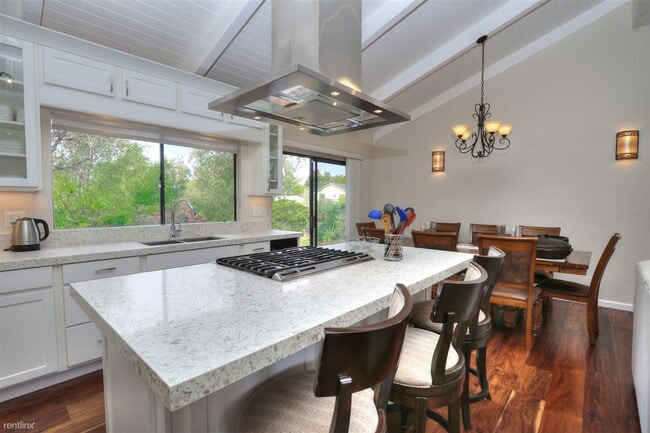 Building Photo - 2 br, 2 bath Townhome - 545 North La Cumbr...