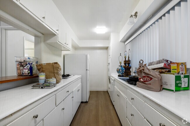 2 habitaciones, 2 baños - 1477 pies cuadrados - Cocina - Lido Apartments - 8412 Franklin Ave