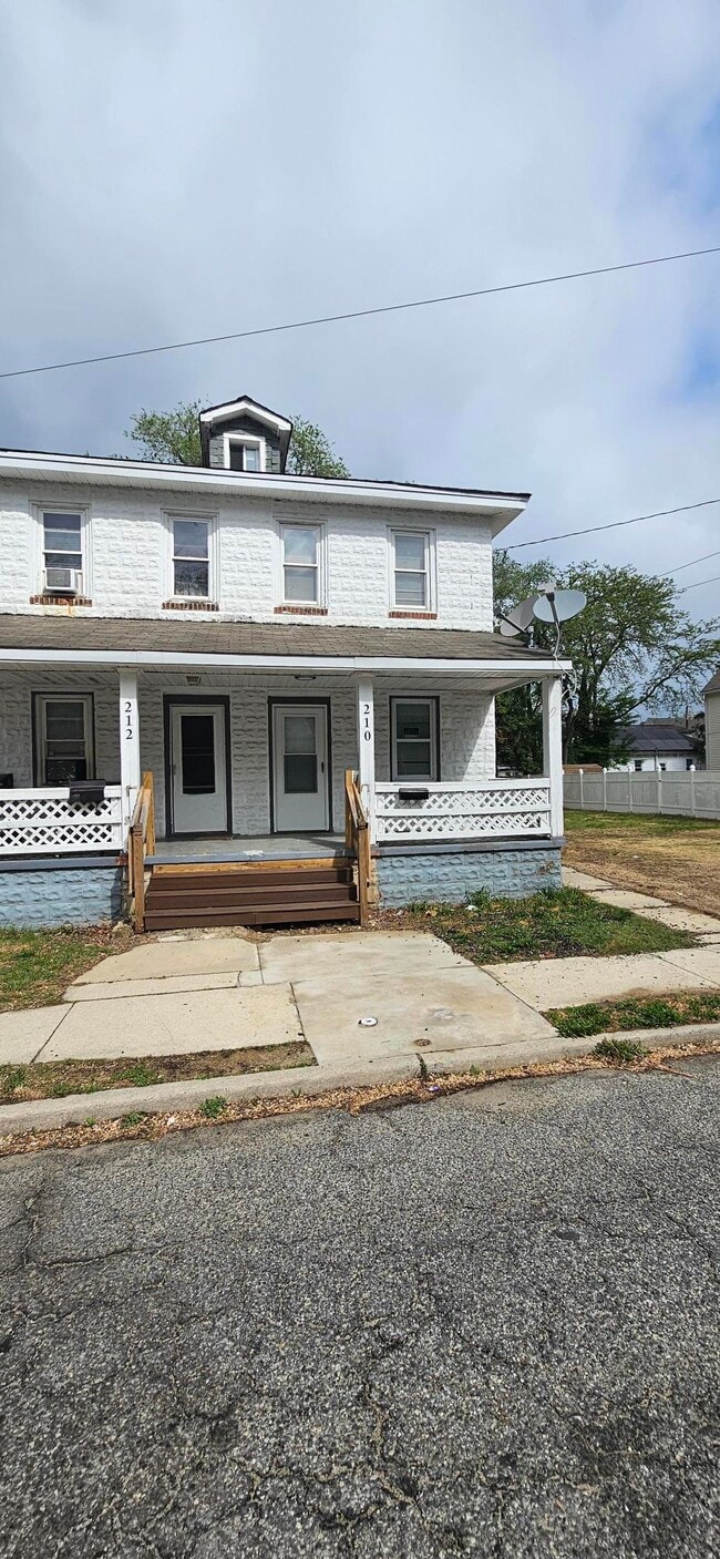 Building Photo - 210 W McNeal St