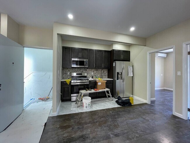 Foto del edificio - 68-35 Fresh Pond Rd