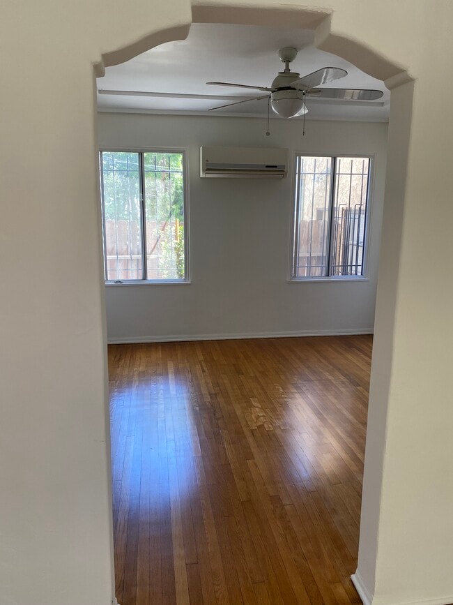 Dining area - 6910 Clinton St
