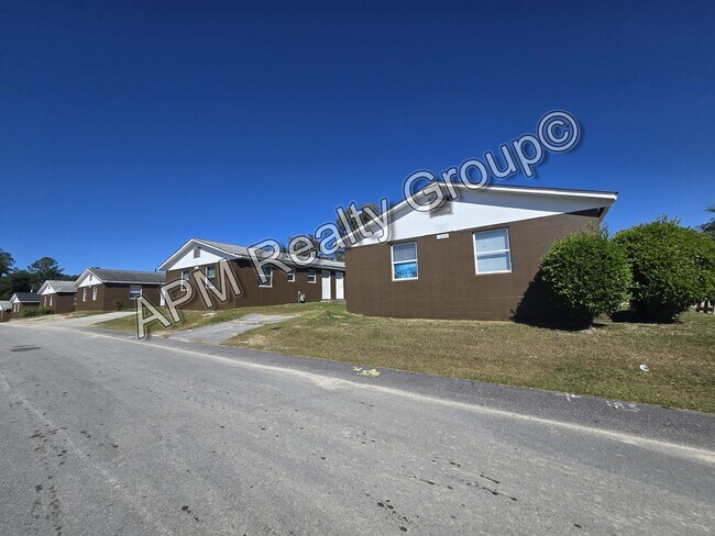 Foto del edificio - Updated two bedroom - Harden St. - 50% off first month