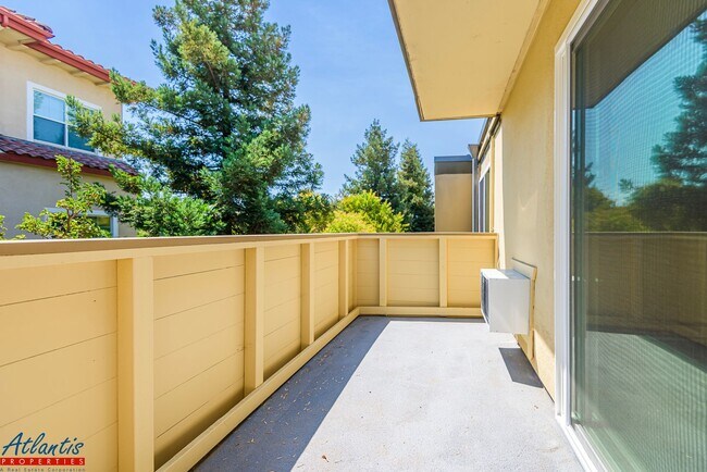 Foto del edificio - Lovely & Spacious Condo | A/C | In-Unit La...