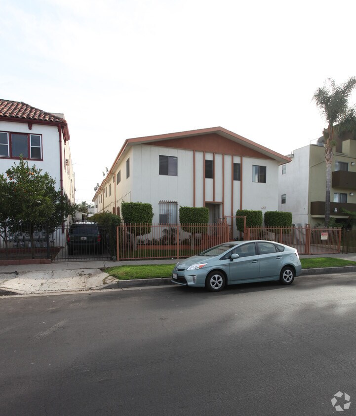 Building Photo - 1362 N Serrano Ave