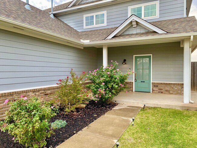 Foto del edificio - 3 Bed, 2.5 Bath in Gated Community with Private Pond