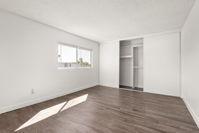 Habitaciones espaciosas que te hacen sentir como en casa. - Palms Apartments