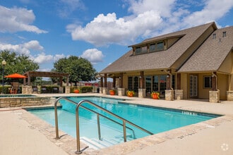 Building Photo - Oak Hollow