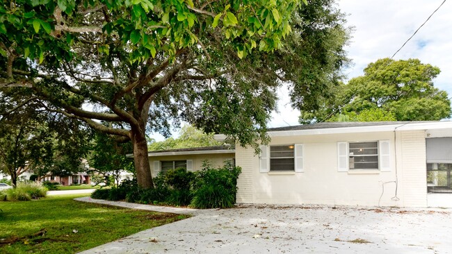 Building Photo - 5106 8th Avenue Dr W