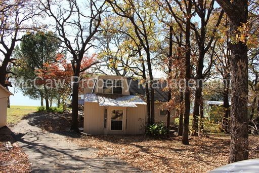 Building Photo - Great three bedroom home right off the lake